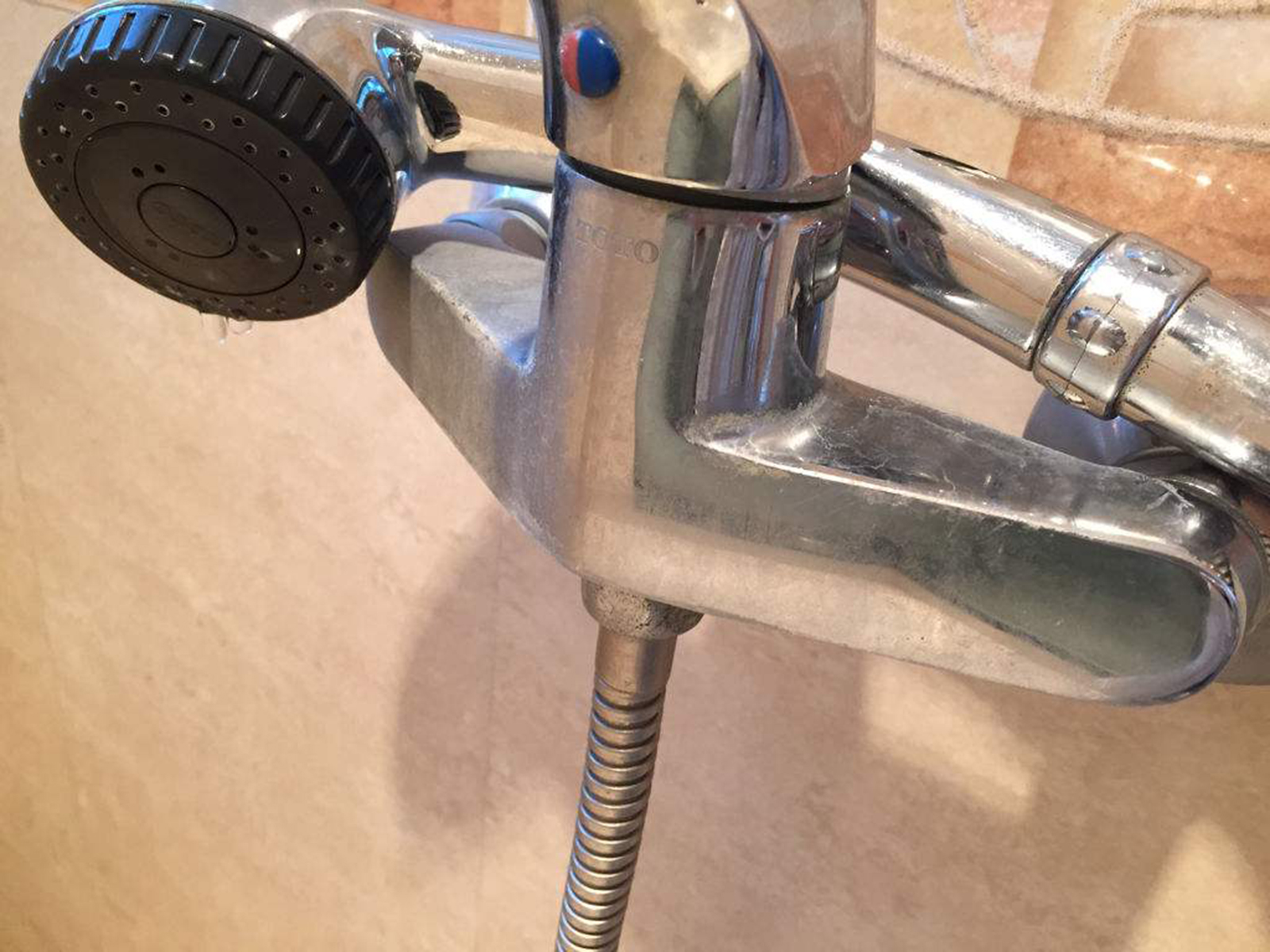 不同的花灑漏水原因都有對(duì)應(yīng)的花灑維修方法，無(wú)法維修時(shí)建議更換