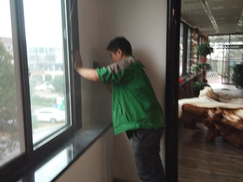 墻面打磨做墻漆：1、膩?zhàn)拥闹饕饔秒m然是找平，但只是批刮膩?zhàn)拥脑?，僅僅是做了一半的找平工作，另外的一半，也是決定最終效果的一半，要通過打磨來解決。這也是做墻面打磨的最主要功能。　　2、膩?zhàn)优芜^程中，難免會(huì)出現(xiàn)一些微小的瑕疵，比如膩?zhàn)咏唤缣幍慕硬?、局部批刮過薄或過厚留下的痕跡、墻面吸水造成的針孔等，這些瑕疵也是可以通過墻面打磨來解決的。　　3、整體打磨后的膩?zhàn)颖砻娼Y(jié)構(gòu)更加均勻一致，可以加強(qiáng)乳膠漆的表現(xiàn)效果，而且避免了因表面結(jié)構(gòu)的差異可能引發(fā)的一些問題(如色漆局部色差等)。