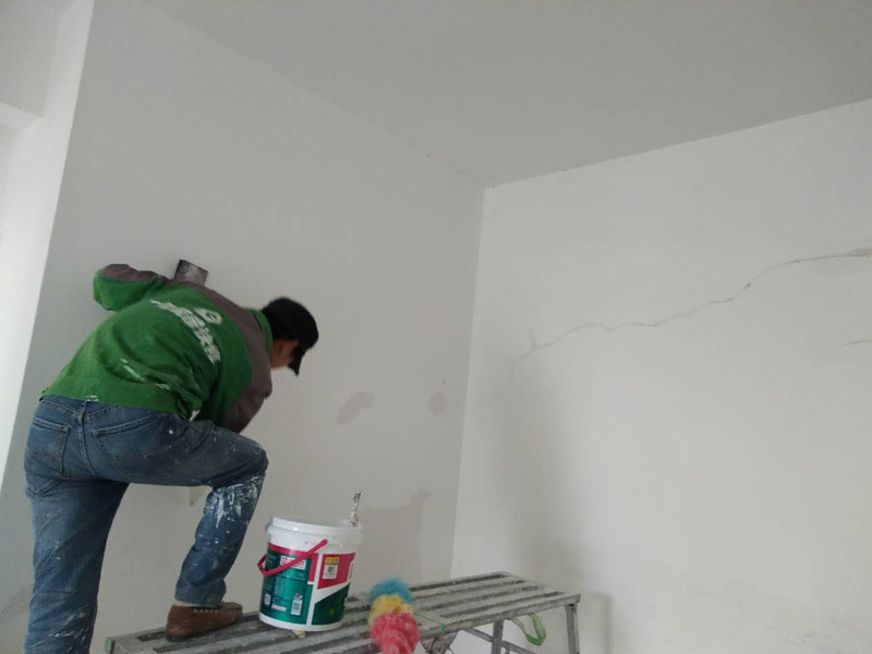 舊墻面鏟除，刷基膜