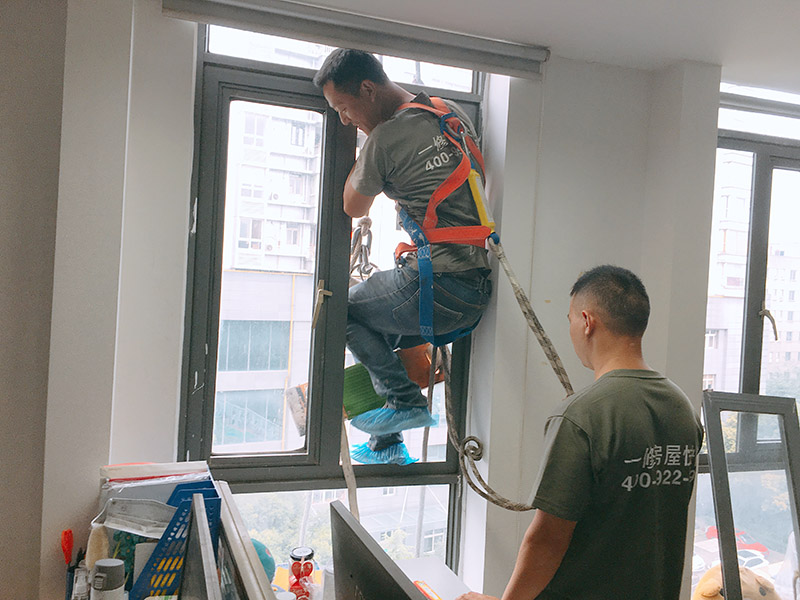 外墻刷防水，窗戶(hù)打膠