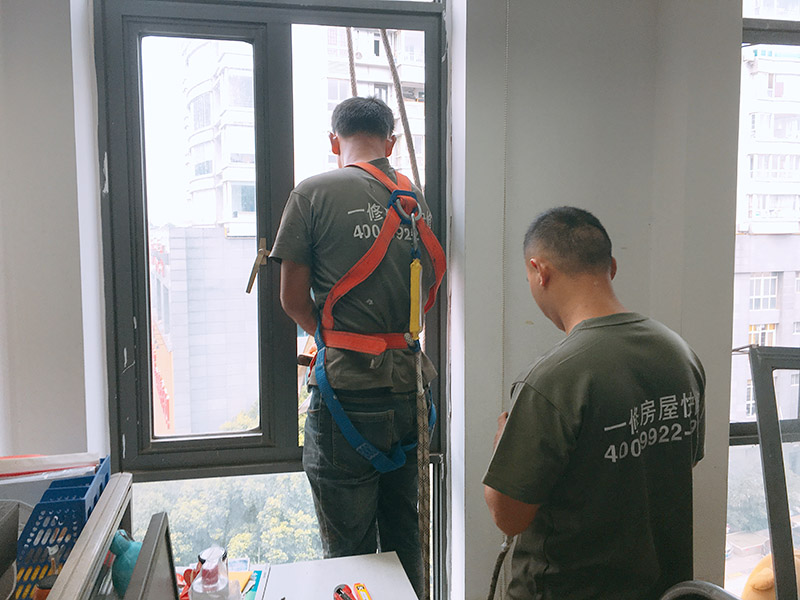 外墻刷防水，窗戶(hù)打膠