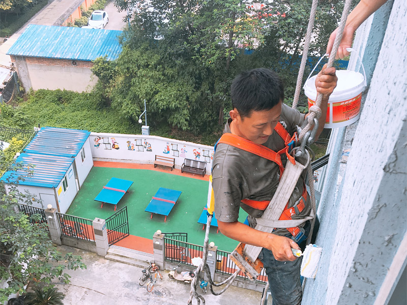 外墻刷防水，窗戶(hù)打膠
