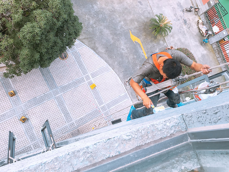 外墻刷防水，窗戶(hù)打膠