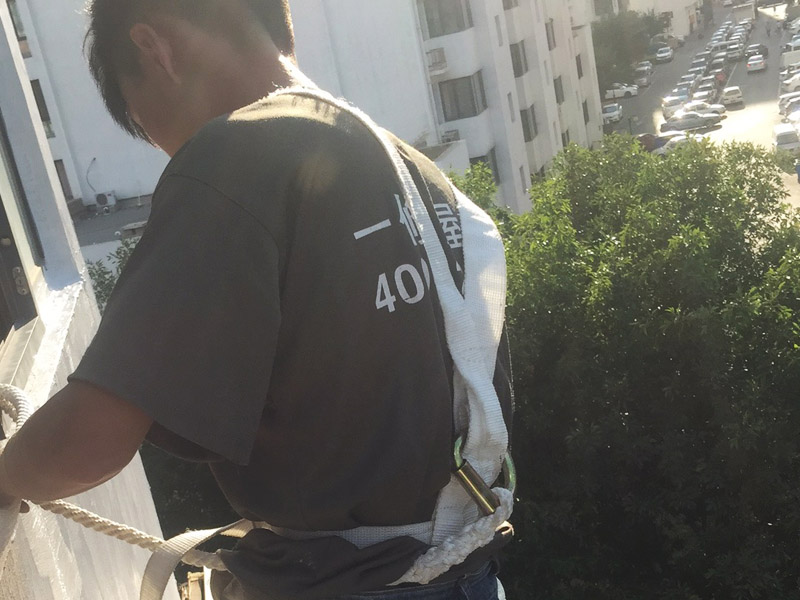 高空外墻粉刷裝修:1、基層處理：在對外墻粉刷之前，首先需要將墻面基層的灰塵與雜志清理干凈，那些比較破舊的層面與耐水性較差的涂層需要鏟除，如果表面有凹凸不平的地方，則需要用水泥砂漿進行抹平。2、刷底膠：在對墻面刷底膠時，需要先將膠水按照說明書上注明的比例進行稀釋，稀釋好之后，再將膠水用輥筒均勻涂刷墻面兩遍左右，注意膠水的薄厚要均勻，不能過多也不能過少。3、局部補膩子：基層底膠干燥之后，則需用膩子將墻面找平。4、滿刮膩子：膩子放在托板之上，讓后再用橡皮刮板對墻面進行涂刷，最好從上往下涂，最好涂刷2到三遍，需要注意的是，膩子不能涂刷太厚，膩子涂刷后需要用砂紙進行打磨，打磨力度需要合適，打磨完之后需要將表面灰塵給清除。5、刷底涂料：采用滾筒對墻面涂刷，涂刷時需要均勻，不能漏刷，也不能刷得過厚，底料干后，如果表面有要進行修補的地方，最好用膩子進行修復(fù)在進行砂平。