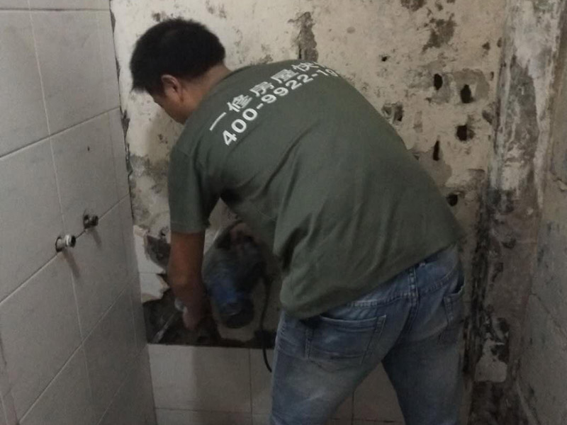 局部瓷磚拆除裝修：衛(wèi)浴用具拆除后可以對(duì)墻面瓷磚進(jìn)行拆卸。拆卸一般是從墻體的下方往上方敲，從瓷磚的邊緣往里面敲，還需要根據(jù)拆卸的位置選擇適當(dāng)?shù)那么u力度。敲磚是從墻體下方開始敲，從每塊瓷磚的邊緣開始敲。如果先敲上面的瓷磚，地面堆積瓷磚較多，擋住墻體下面的瓷磚，不利于拆卸。另外，敲磚過程中，要不是對(duì)地面的瓷磚進(jìn)行清理，以免瓷磚過多堆積，減慢施工進(jìn)度以及造成施工意外。 由于二手房的衛(wèi)浴在之前是做了一次防水的，因此在敲磚時(shí)必須注意防水層的處理，與屋主溝通好，防水層是否打掉。舊的防水層一般都不打掉，在敲磚后，在原有的防水層上面，再薄薄做一層防水，以提高衛(wèi)浴的防水能力。但如果屋主需要把防水敲掉重新再做。則敲磚需要打到批土層或打到見底。敲插座和龍頭附近的瓷磚時(shí)，要慢慢敲，小心摸清電線和水管的走向，以防損壞電線和水管。如果電線或水管已經(jīng)損壞了，要及時(shí)進(jìn)行修補(bǔ)處理，以免留下更多后續(xù)工程。