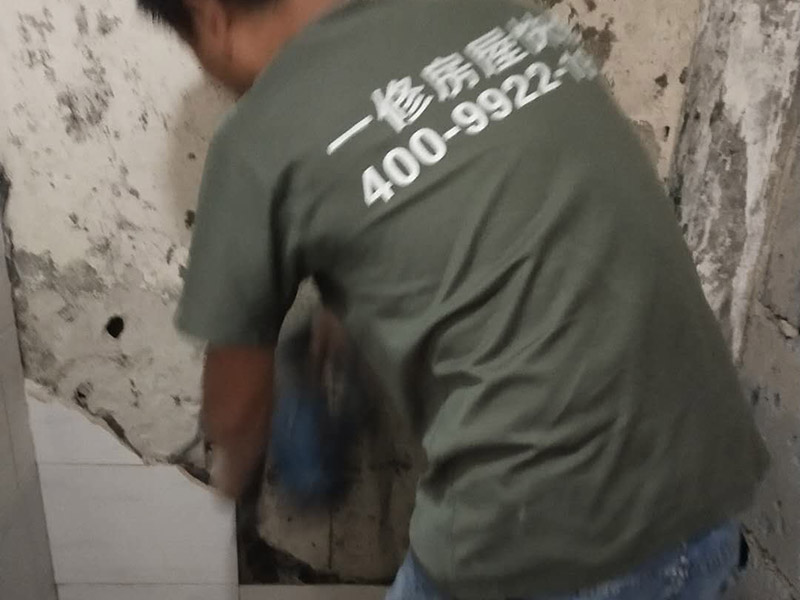 局部瓷磚拆除裝修：衛(wèi)浴用具拆除后可以對(duì)墻面瓷磚進(jìn)行拆卸。拆卸一般是從墻體的下方往上方敲，從瓷磚的邊緣往里面敲，還需要根據(jù)拆卸的位置選擇適當(dāng)?shù)那么u力度。敲磚是從墻體下方開始敲，從每塊瓷磚的邊緣開始敲。如果先敲上面的瓷磚，地面堆積瓷磚較多，擋住墻體下面的瓷磚，不利于拆卸。另外，敲磚過程中，要不是對(duì)地面的瓷磚進(jìn)行清理，以免瓷磚過多堆積，減慢施工進(jìn)度以及造成施工意外。 由于二手房的衛(wèi)浴在之前是做了一次防水的，因此在敲磚時(shí)必須注意防水層的處理，與屋主溝通好，防水層是否打掉。舊的防水層一般都不打掉，在敲磚后，在原有的防水層上面，再薄薄做一層防水，以提高衛(wèi)浴的防水能力。但如果屋主需要把防水敲掉重新再做。則敲磚需要打到批土層或打到見底。敲插座和龍頭附近的瓷磚時(shí)，要慢慢敲，小心摸清電線和水管的走向，以防損壞電線和水管。如果電線或水管已經(jīng)損壞了，要及時(shí)進(jìn)行修補(bǔ)處理，以免留下更多后續(xù)工程。