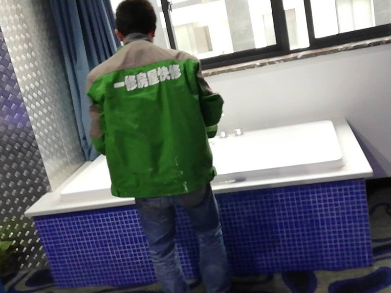 浴缸安裝維修：1、做好管道后，補好開槽部位做防水，24小時蓄水試驗確保無滲漏。 2、按正常程序鋪磚，做完。 3、安裝浴缸：用泡沫磚墊好浴缸。浴缸高度一般在600mm以內(nèi)。接好上下水，保持通暢。然后用泡沫磚砌好墻抹灰。注意在下水管相應位置留好檢修孔，250x300mm左右。 4、臺子上用什么材料，可以用同式樣的墻磚，馬賽克，人造石，大理石，不銹鋼等都可以，具體看你所喜歡的風格。