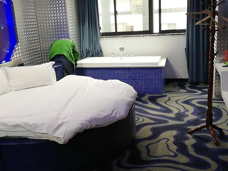 浴缸安裝維修：1、做好管道后，補好開槽部位做防水，24小時蓄水試驗確保無滲漏。 2、按正常程序鋪磚，做完。 3、安裝浴缸：用泡沫磚墊好浴缸。浴缸高度一般在600mm以內(nèi)。接好上下水，保持通暢。然后用泡沫磚砌好墻抹灰。注意在下水管相應位置留好檢修孔，250x300mm左右。 4、臺子上用什么材料，可以用同式樣的墻磚，馬賽克，人造石，大理石，不銹鋼等都可以，具體看你所喜歡的風格。