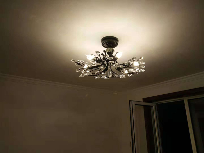 燈具安裝維修：燈具安裝主要有普通式燈頭安裝和掉線式燈頭安裝。普通式燈頭安裝將電源線留足維修長度后剪除多余電源線，然后剝出線頭，采用連接螺釘將燈座安在接線盒上。掉線式燈頭安裝是將電源線留足維修長度后剪除余線并剝出線頭，把導(dǎo)線穿過燈頭底座，用連接螺釘把底座固定在接線盒上。燈具安裝完成后，可以打開電源，測試燈具是否可以正常的使用。