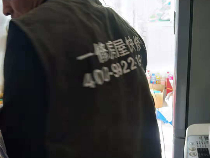 衛(wèi)生間水管安裝：一、衛(wèi)生間水管安裝的正確順序 衛(wèi)生間的水管裝置前定要遵從合理步驟，一般首要和師傅參議水路的詳細走向，二是用電錘把卡子固定到墻上，三是開端用專業(yè)的熱溶機對管子進行熱熔銜接，四是用試壓泵對整個管線進行打壓測試，五是整理現(xiàn)場。二、衛(wèi)生間水管的規(guī)劃布局 衛(wèi)生間水管裝置要根據(jù)水的走向進行鋪設(shè)，一般是橫平豎直，盡可能2條管道不交叉，如果穿插要搭過橋，冷熱水管分隔并保持必定的間隔，沐浴混水閥的左右方位正確且裝在浴缸中心，高度最好在1.8m-2.1m間，還要為熱水器的裝置和洗衣機的進出水口預(yù)留方位，做到科學合理的布局。