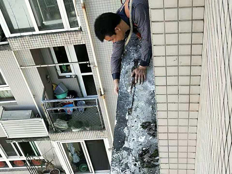 窗戶臺(tái)防水維修：(1)清理窗框周邊，查找滲漏縫隙，分析滲漏原因; (2)對(duì)于墻體內(nèi)部存在空穴的部位，根據(jù)具體情況考慮化學(xué)灌漿或填充其它彈性防水材料; (3)清理縫隙表面，其表面不應(yīng)有油污，浮塵等隔離物; (4)在窗框周邊縫隙內(nèi)嵌填彈性密封材料; (5)試水檢驗(yàn)防水效果。 主要是在窗戶的外面做防水處理，一般是墻面上批刮耐水膩?zhàn)印⑺⒎浪苛稀．?dāng)然，如果事先做一下基礎(chǔ)防水的話，那么防水的效果會(huì)更好了。