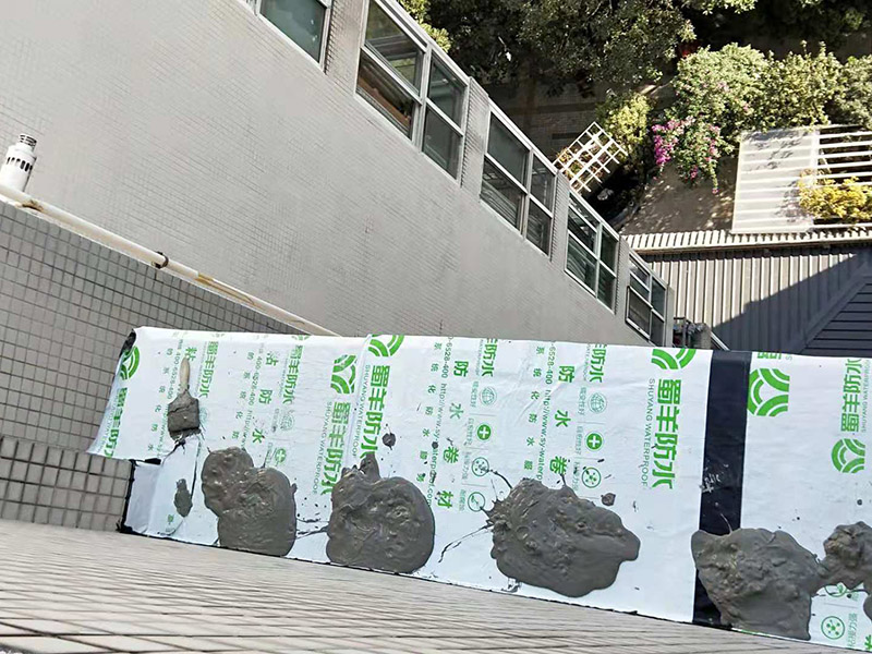 窗戶臺(tái)防水維修：(1)清理窗框周邊，查找滲漏縫隙，分析滲漏原因; (2)對(duì)于墻體內(nèi)部存在空穴的部位，根據(jù)具體情況考慮化學(xué)灌漿或填充其它彈性防水材料; (3)清理縫隙表面，其表面不應(yīng)有油污，浮塵等隔離物; (4)在窗框周邊縫隙內(nèi)嵌填彈性密封材料; (5)試水檢驗(yàn)防水效果。 主要是在窗戶的外面做防水處理，一般是墻面上批刮耐水膩?zhàn)?、刷防水涂料。?dāng)然，如果事先做一下基礎(chǔ)防水的話，那么防水的效果會(huì)更好了。