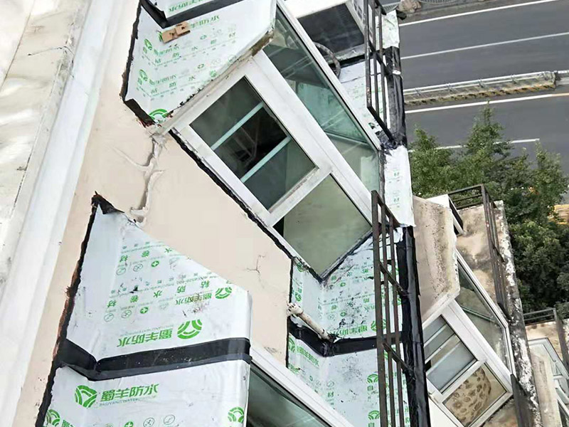 窗戶臺(tái)防水維修：(1)清理窗框周邊，查找滲漏縫隙，分析滲漏原因; (2)對(duì)于墻體內(nèi)部存在空穴的部位，根據(jù)具體情況考慮化學(xué)灌漿或填充其它彈性防水材料; (3)清理縫隙表面，其表面不應(yīng)有油污，浮塵等隔離物; (4)在窗框周邊縫隙內(nèi)嵌填彈性密封材料; (5)試水檢驗(yàn)防水效果。 主要是在窗戶的外面做防水處理，一般是墻面上批刮耐水膩?zhàn)?、刷防水涂料。?dāng)然，如果事先做一下基礎(chǔ)防水的話，那么防水的效果會(huì)更好了。