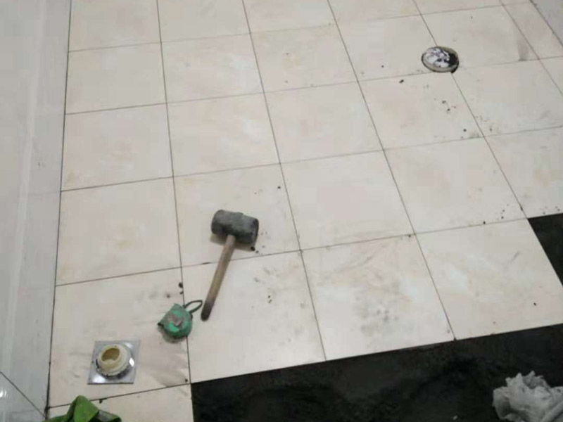 衛(wèi)生間貼磚：基層處理：應(yīng)全部清理墻面上的各類污物，打掃干凈現(xiàn)場，特別是腳落里。 批墻、墻面找平：用泥刀先批墻，后用水泥漿找平。這個(gè)工序很重要，確保底子平，防止貼后空鼓。 刷防水涂料：墻面要刷防水涂料，防止貼后浸水，一般高度不低于1.8米，刷的時(shí)候會(huì)稍高一些。 找水平基準(zhǔn)線：根據(jù)設(shè)計(jì)鋪貼圖樣的要求，確定排磚方案，用墨斗彈線，以減少施工損耗。 粘結(jié)劑上墻：把剛剛攪拌好的粘結(jié)劑漿料均勻的刮到墻上。 瓷磚上墻將經(jīng)過預(yù)先清潔的瓷磚平整地鋪貼在粘結(jié)劑漿料基層上，使用橡膠錘將瓷磚拍實(shí)鋪平。施工過程中，可小幅度轉(zhuǎn)動(dòng)瓷磚，使?jié){料與瓷磚背面充分接觸。專家建議在鋪貼時(shí)，隨機(jī)取下已鋪貼于基層上的瓷磚作檢查。確保漿料與瓷磚背面的充分接觸。 留縫大小調(diào)整根據(jù)瓷磚的尺寸，在磚與磚之間預(yù)留相應(yīng)尺寸的縫隙留待嵌縫。可用牙簽等先固定，粘結(jié)劑具有一定的可調(diào)整性，可對(duì)留縫的大小進(jìn)行調(diào)整。