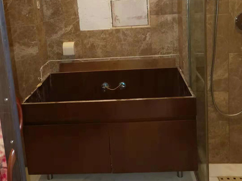 浴室柜拆除維修：（1）確認(rèn)好浴室柜的安裝位置：在鋪地磚和墻磚前，就要確認(rèn)好浴室柜的安裝位置，由于安裝浴室柜是要在墻上打孔的，還需要進(jìn)水孔和排水孔的，一旦安裝后一般不能移動(dòng)位置的，所以確認(rèn)好浴室柜的安裝位置是安裝前的必備條件。（2）購(gòu)買浴室柜時(shí)要根據(jù)安裝位置確認(rèn)浴室柜的形狀和大?。涸∈夜竦奈恢么_定后，只能根據(jù)安裝位置來(lái)定浴室柜的形狀和大小。（3）認(rèn)準(zhǔn)水管的管線圖和電線的線路圖：安裝時(shí)要在墻上用沖氣鉆打孔，所以安裝前確認(rèn)管線圖和線路圖至關(guān)重要，如果打破水管或電線線路圖就要撬開(kāi)部分墻磚，造成不必要的損失。