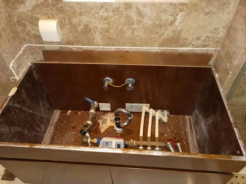 浴室柜拆除維修：（1）確認(rèn)好浴室柜的安裝位置：在鋪地磚和墻磚前，就要確認(rèn)好浴室柜的安裝位置，由于安裝浴室柜是要在墻上打孔的，還需要進(jìn)水孔和排水孔的，一旦安裝后一般不能移動(dòng)位置的，所以確認(rèn)好浴室柜的安裝位置是安裝前的必備條件。（2）購(gòu)買浴室柜時(shí)要根據(jù)安裝位置確認(rèn)浴室柜的形狀和大?。涸∈夜竦奈恢么_定后，只能根據(jù)安裝位置來(lái)定浴室柜的形狀和大小。（3）認(rèn)準(zhǔn)水管的管線圖和電線的線路圖：安裝時(shí)要在墻上用沖氣鉆打孔，所以安裝前確認(rèn)管線圖和線路圖至關(guān)重要，如果打破水管或電線線路圖就要撬開(kāi)部分墻磚，造成不必要的損失。