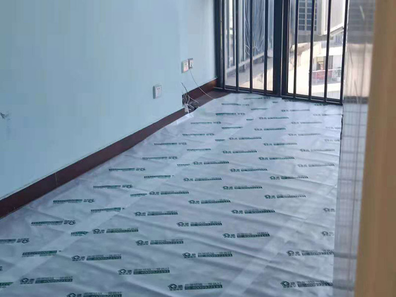 地面保護(hù)裝修：1、防護(hù)，就是針對(duì)被保護(hù)對(duì)象的特點(diǎn)采取各種防護(hù)的措施；2、包裹，就是將被保護(hù)物包裹起來(lái)，以防損傷或污染；3、覆蓋，就是用表面覆蓋的辦法防止堵塞或損傷；4、封閉，就是采取局部封閉的辦法進(jìn)行保護(hù)；5、合理安排施工順序，主要是通過(guò)合理安排不同工作間的施工順序先后以防止后道工序損壞或污染已完施工的成品或生產(chǎn)設(shè)備。