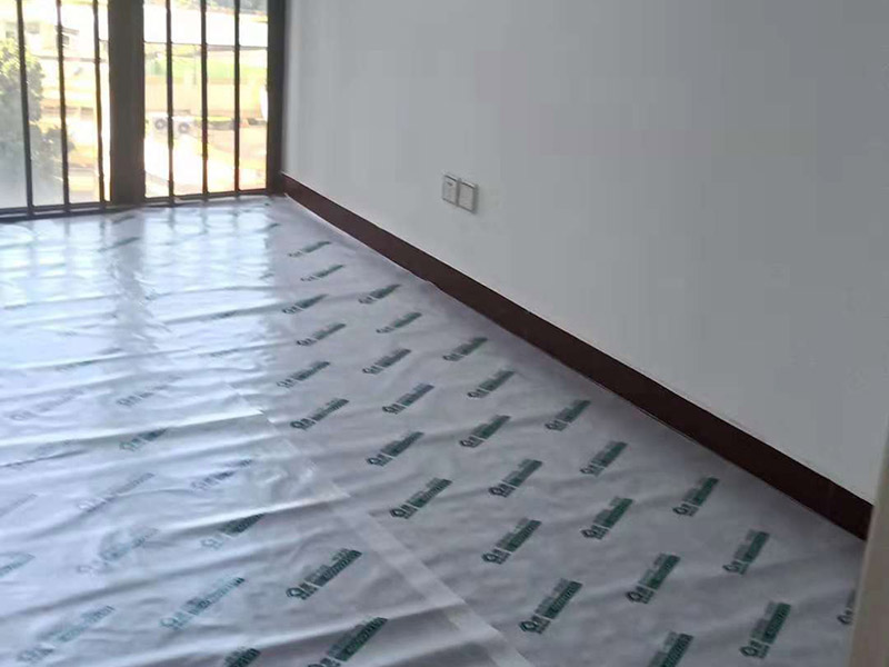 地面保護(hù)裝修：1、防護(hù)，就是針對(duì)被保護(hù)對(duì)象的特點(diǎn)采取各種防護(hù)的措施；2、包裹，就是將被保護(hù)物包裹起來(lái)，以防損傷或污染；3、覆蓋，就是用表面覆蓋的辦法防止堵塞或損傷；4、封閉，就是采取局部封閉的辦法進(jìn)行保護(hù)；5、合理安排施工順序，主要是通過(guò)合理安排不同工作間的施工順序先后以防止后道工序損壞或污染已完施工的成品或生產(chǎn)設(shè)備。