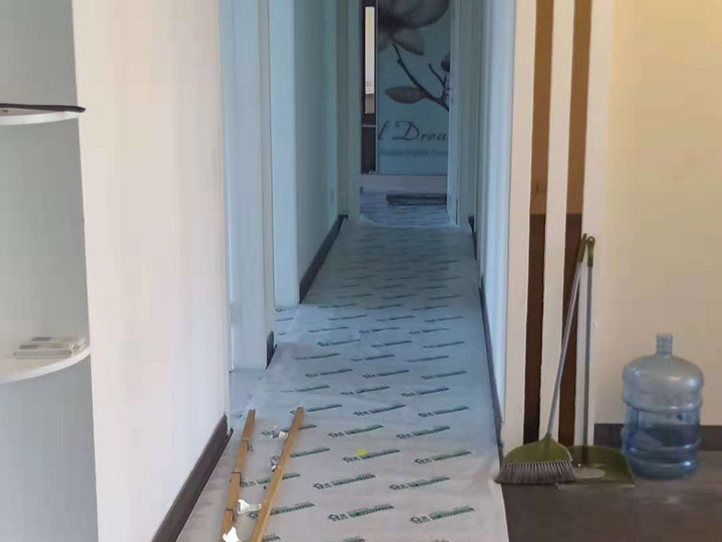 地面保護(hù)裝修：1、防護(hù)，就是針對(duì)被保護(hù)對(duì)象的特點(diǎn)采取各種防護(hù)的措施；2、包裹，就是將被保護(hù)物包裹起來(lái)，以防損傷或污染；3、覆蓋，就是用表面覆蓋的辦法防止堵塞或損傷；4、封閉，就是采取局部封閉的辦法進(jìn)行保護(hù)；5、合理安排施工順序，主要是通過(guò)合理安排不同工作間的施工順序先后以防止后道工序損壞或污染已完施工的成品或生產(chǎn)設(shè)備。