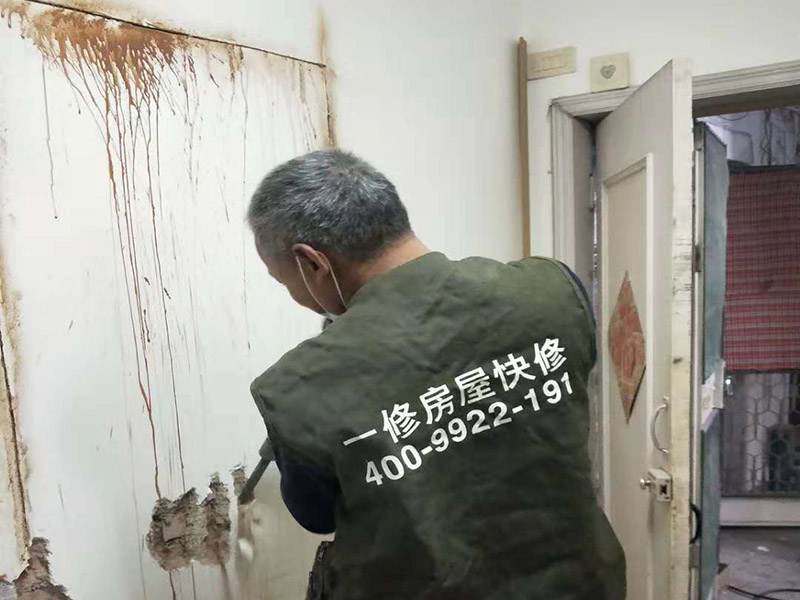 墻面開門洞：把砸去400mm高，寬2340mm的墻，全部用鋼筋混凝土澆筑。內(nèi)配上下各3根直徑12mm的帶肋鋼筋，箍筋直徑6mm，間距200mm，扎好鋼筋放上。支模，注意一側(cè)模板要支成◢形，高度為450，混凝土從該斜口倒入澆筑與斜口平，已高出了圈梁底50mm，即能使其與圈梁底充分咬合。拆模把多余部分鑿除。 應(yīng)在過梁部位先開洞做好過梁，再開門洞，每邊大于100mm，植2根10個鋼筋交門邊柱作為門垛。鋼筋混凝土過梁在普通磚墻上擱置長度應(yīng)不小于24cm,也就是一磚的厚度，而實(shí)際上門口是38墻，所以過梁一般是38cm； 門洞墻體高建議敲頂部梁面鑿洞再皮皮敲兩邊敲凹凸?fàn)畈孔隽涸倨鲋鎵w直接底洞容易整版墻敲壞松玩且能塌肯定玩洞直接鉆洞。
