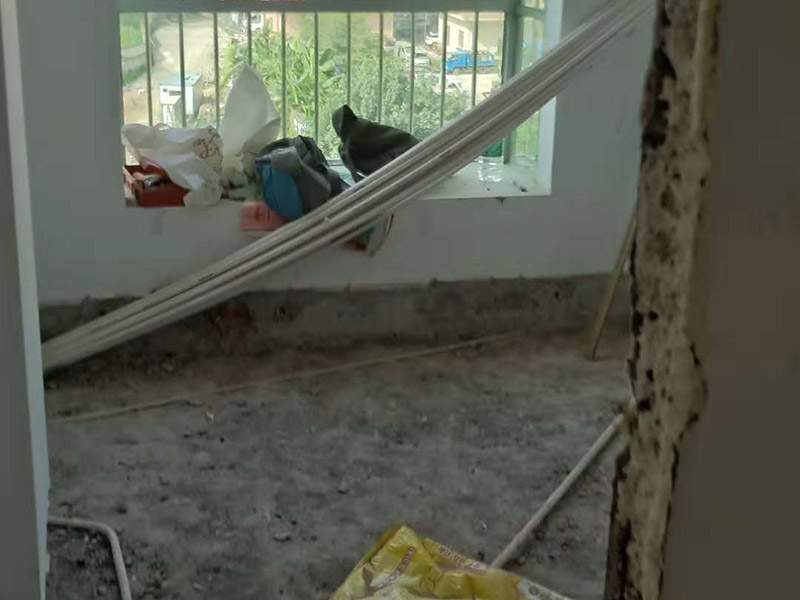 電路改造維修：一：定位 我們要用電需求進(jìn)行定位，比如：哪里需要開關(guān)插座，哪里需要燈，哪里需要安裝空調(diào)等要求，電工會(huì)根據(jù)你的需求進(jìn)行定位，這樣使用起來非常方便。 二：開槽 完成定位之后，師傅會(huì)按照定位和電路走向，進(jìn)行開槽布線，開的槽要橫平豎直，這樣才是規(guī)范的做法。 三：布線 布線都是使用線管進(jìn)行暗埋，有PVC和冷彎管兩種，冷彎管彎曲效果很好，不會(huì)斷裂，是布線不錯(cuò)的選擇，它的轉(zhuǎn)角有一定弧度，線可以隨便更換，不需要開墻。 四：彎管 如果選擇冷彎管的話，需要借助彎管工具，弧度是線管直徑的十倍，這樣穿線或拆線，才能暢通無阻。 五：布線要遵循的原則 (1)強(qiáng)弱電之間的距離是30-50公分，避免受到干擾，影響正常使用，甚至不安全，強(qiáng)弱電不可以在同一根管內(nèi)。 (2)管子里面的導(dǎo)線總截面面積，要比保護(hù)管截面面積小百分之四十，比如：二十的管內(nèi)最多可以穿四根2.5平方的電線。 (3)如果線管需要連接，肯定要使用接頭，接頭和管子要用膠粘牢固。線管在地面的話，需要進(jìn)行保護(hù)，預(yù)防被踩裂，影響后期檢修。 (4)如果布線長(zhǎng)度超過了十五米，或者是有三個(gè)彎曲的時(shí)候，在中間需要多安裝一個(gè)線盒，在拆裝電線時(shí)，過長(zhǎng)或者彎曲太多，線從穿線管里面過不去。 (5)空調(diào)插座安裝需要離地面兩米以上，電線線路和煤氣管道的距離要在四十公分以上;插座安裝要離地面三十公分的高度。