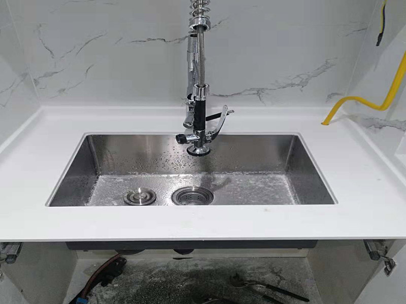 水槽掛畫安裝維修：固定位置&mdash;&mdash;安裝龍頭和進水管&mdash;&mdash;水槽放到臺面上&mdash;&mdash;溢水孔、過濾網密封&mdash;&mdash;安裝配套掛件&mdash;&mdash;排水試驗&mdash;&mdash;封邊&mdash;&mdash;清理 水槽在安裝前一定要先確定好安裝的位置和尺寸，這樣方便我們按照尺寸訂購，最好是有水槽平面圖，免得數據不精確，導致返工。  另外，水槽安裝牢固以后，不要左右搖晃，很容易留下縫隙，造成松動。而且，最應該留意的也是連接處縫隙的密封性。  2、安裝龍頭和進水管  在安裝水槽前，應該先安好水龍頭和進水管，另一端的進水管，則需要連接到進水開關。 3、水槽放進臺面  水槽放入臺面后，需要在墻體和臺面間安裝配套的掛件，但安裝過程中盡量多注意水槽的密封效果，最好能做好閉水試驗  4、溢水孔、過濾網 溢水口和過濾網的密封程度，決定日后水槽的使用效果，溢水孔、過濾網的密封度越高，后期越不容易出問題。 5、安裝配套掛件  安裝配套掛件一般被認為是水槽安裝的最后一步，一般只有等水槽買到家后，工人才會根據水槽大小，進行櫥柜臺面切割，放入臺面，就需要安裝配套掛件。安裝時，應把每個空隙都做好填充，以免以后出現漏水問題。 6、排水驗收  水槽整體安裝完畢后，需要將水槽放滿水，做排水試驗，如果出現滲漏，應立刻找到問題返工修復。 7、封邊 排水試驗確保沒問題后，就可以對水槽進行封邊處理。在用硅膠封邊時，一定要保證水槽和臺面連接縫隙均勻，不能出現滲水情況。 8、清理 安裝完成后必須對水槽進行清理，把安裝時的雜物清理干凈。千萬別用水直接沖入下水，很容易引發(fā)堵塞。