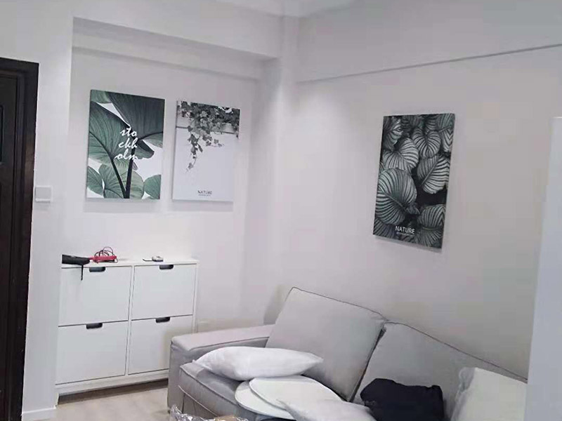 水槽掛畫安裝維修：固定位置&mdash;&mdash;安裝龍頭和進水管&mdash;&mdash;水槽放到臺面上&mdash;&mdash;溢水孔、過濾網密封&mdash;&mdash;安裝配套掛件&mdash;&mdash;排水試驗&mdash;&mdash;封邊&mdash;&mdash;清理 水槽在安裝前一定要先確定好安裝的位置和尺寸，這樣方便我們按照尺寸訂購，最好是有水槽平面圖，免得數據不精確，導致返工。  另外，水槽安裝牢固以后，不要左右搖晃，很容易留下縫隙，造成松動。而且，最應該留意的也是連接處縫隙的密封性。  2、安裝龍頭和進水管  在安裝水槽前，應該先安好水龍頭和進水管，另一端的進水管，則需要連接到進水開關。 3、水槽放進臺面  水槽放入臺面后，需要在墻體和臺面間安裝配套的掛件，但安裝過程中盡量多注意水槽的密封效果，最好能做好閉水試驗  4、溢水孔、過濾網 溢水口和過濾網的密封程度，決定日后水槽的使用效果，溢水孔、過濾網的密封度越高，后期越不容易出問題。 5、安裝配套掛件  安裝配套掛件一般被認為是水槽安裝的最后一步，一般只有等水槽買到家后，工人才會根據水槽大小，進行櫥柜臺面切割，放入臺面，就需要安裝配套掛件。安裝時，應把每個空隙都做好填充，以免以后出現漏水問題。 6、排水驗收  水槽整體安裝完畢后，需要將水槽放滿水，做排水試驗，如果出現滲漏，應立刻找到問題返工修復。 7、封邊 排水試驗確保沒問題后，就可以對水槽進行封邊處理。在用硅膠封邊時，一定要保證水槽和臺面連接縫隙均勻，不能出現滲水情況。 8、清理 安裝完成后必須對水槽進行清理，把安裝時的雜物清理干凈。千萬別用水直接沖入下水，很容易引發(fā)堵塞。