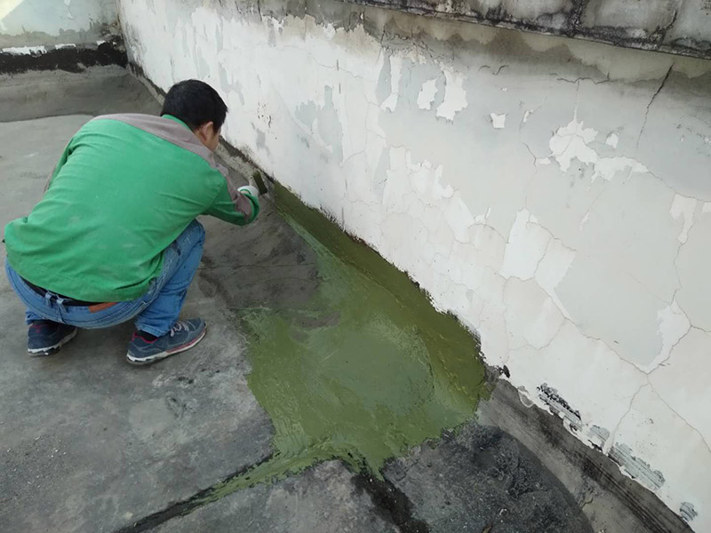 樓頂陽臺刷防水：開放式的陽臺在暴雨來臨時容易進水，為了防止雨水進入室內(nèi)，因此我們在陽臺裝修時，需要有一定坡度，保證水能順利流向排水孔，不會進入房間。在暴雨天氣下，如果雨量大于地漏的排水能力時，就會在陽臺地面出現(xiàn)大量積水，容易導(dǎo)致積水進入室內(nèi)，因此我們在選購陽臺地漏的時，最好選擇排水量大且順暢的地漏。通常陽臺的防水層都在外層，需要受到陽光暴曬、雨水侵蝕、嚴(yán)寒酷暑等自然天氣的考驗，如果沒有出色的性能和良好的保護措施，他的使用年限會大大縮短。因此，我們在選購防水材料時，需要選擇強度高、耐老化的防水涂料。