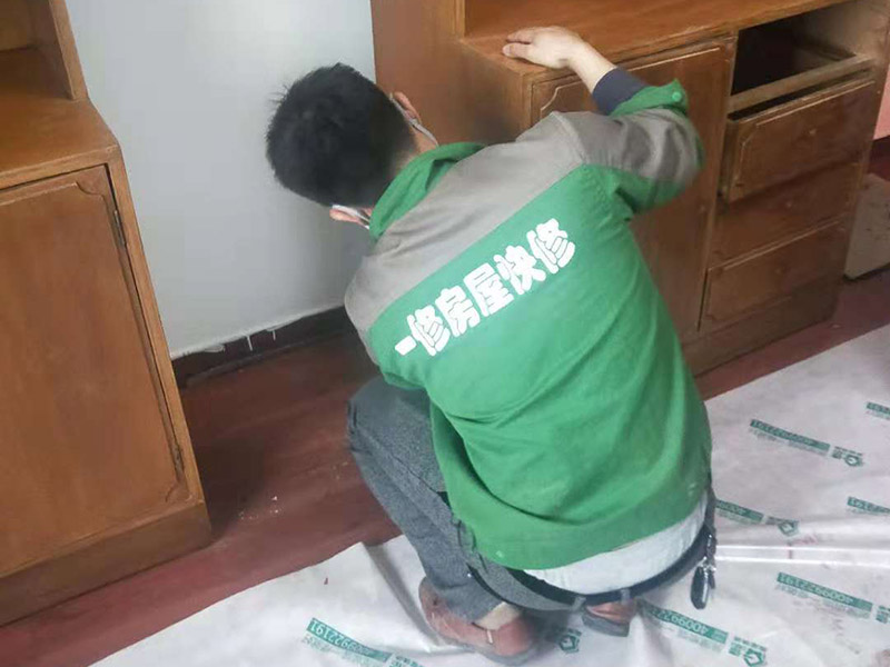 家具刷漆翻新：舊家具刷漆的方法比較簡單，但是在刷漆之前要對原來的表面進行打磨，將原有的漆面去掉，可以用砂布進行。翻新舊家具有很多需要注意的問題，首先是顏色的選擇，最好選擇和舊家具原有的顏色一致或者相近的顏色，不然翻新的效果可能不是很好。油漆的選擇也比較重要，因為家具翻新一般都是在室內(nèi)進行，所以一定要選擇環(huán)保的油漆，以免對室內(nèi)的環(huán)境造成污染。