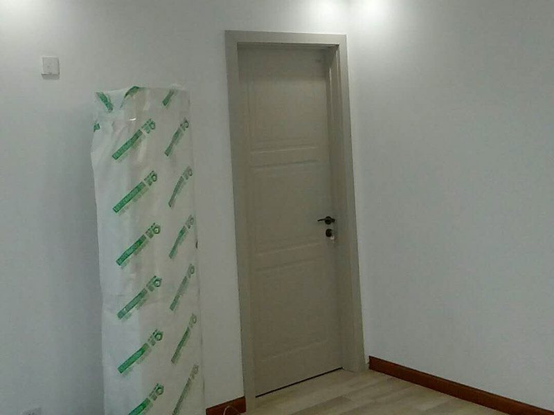 廚衛(wèi)改造裝修：舊廚房的內(nèi)部結(jié)構(gòu)相對(duì)要復(fù)雜一些。除了請(qǐng)櫥柜廠家到廚房進(jìn)行丈量外，還要看看各種管道原來(lái)的位置是否合適，如不合適需要改動(dòng)，則會(huì)出一份圖紙交給裝修公司，由施工隊(duì)按圖紙進(jìn)行必要的改造。舊廚房改造注意事項(xiàng)2煤氣與管道在舊廚房中的改造需慎重。這兩種管道因一般不讓隨意改動(dòng)。如果不得不改時(shí)，必須經(jīng)過(guò)物業(yè)公司的同意。改動(dòng)時(shí)，由于專業(yè)性較強(qiáng)，同時(shí)為方便日后的維修，通常由煤氣、公司或物業(yè)公司指定的專業(yè)公司負(fù)責(zé)改動(dòng)。舊廚房改造注意事項(xiàng)3舊房一般是單路供水，因此在廚房裝修時(shí)，能增加一個(gè)熱水管道。另外，一般家庭衛(wèi)生間比較小，只能把洗衣機(jī)放在廚房中，這就必須再接一個(gè)上水管，同時(shí)增加地面排水管。需要提醒的是，受結(jié)構(gòu)的限制，水路改動(dòng)只能改上水，不能改下水。