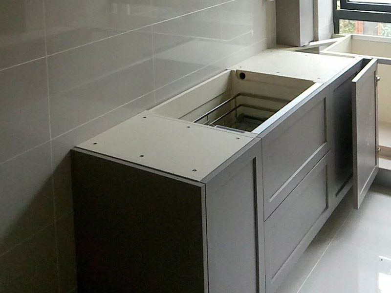 廚衛(wèi)改造裝修：舊廚房的內(nèi)部結(jié)構(gòu)相對(duì)要復(fù)雜一些。除了請(qǐng)櫥柜廠家到廚房進(jìn)行丈量外，還要看看各種管道原來(lái)的位置是否合適，如不合適需要改動(dòng)，則會(huì)出一份圖紙交給裝修公司，由施工隊(duì)按圖紙進(jìn)行必要的改造。舊廚房改造注意事項(xiàng)2煤氣與管道在舊廚房中的改造需慎重。這兩種管道因一般不讓隨意改動(dòng)。如果不得不改時(shí)，必須經(jīng)過(guò)物業(yè)公司的同意。改動(dòng)時(shí)，由于專業(yè)性較強(qiáng)，同時(shí)為方便日后的維修，通常由煤氣、公司或物業(yè)公司指定的專業(yè)公司負(fù)責(zé)改動(dòng)。舊廚房改造注意事項(xiàng)3舊房一般是單路供水，因此在廚房裝修時(shí)，能增加一個(gè)熱水管道。另外，一般家庭衛(wèi)生間比較小，只能把洗衣機(jī)放在廚房中，這就必須再接一個(gè)上水管，同時(shí)增加地面排水管。需要提醒的是，受結(jié)構(gòu)的限制，水路改動(dòng)只能改上水，不能改下水。