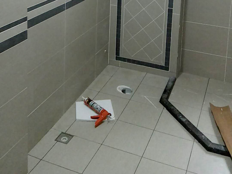 廚衛(wèi)改造裝修：舊廚房的內(nèi)部結(jié)構(gòu)相對(duì)要復(fù)雜一些。除了請(qǐng)櫥柜廠家到廚房進(jìn)行丈量外，還要看看各種管道原來(lái)的位置是否合適，如不合適需要改動(dòng)，則會(huì)出一份圖紙交給裝修公司，由施工隊(duì)按圖紙進(jìn)行必要的改造。舊廚房改造注意事項(xiàng)2煤氣與管道在舊廚房中的改造需慎重。這兩種管道因一般不讓隨意改動(dòng)。如果不得不改時(shí)，必須經(jīng)過(guò)物業(yè)公司的同意。改動(dòng)時(shí)，由于專業(yè)性較強(qiáng)，同時(shí)為方便日后的維修，通常由煤氣、公司或物業(yè)公司指定的專業(yè)公司負(fù)責(zé)改動(dòng)。舊廚房改造注意事項(xiàng)3舊房一般是單路供水，因此在廚房裝修時(shí)，能增加一個(gè)熱水管道。另外，一般家庭衛(wèi)生間比較小，只能把洗衣機(jī)放在廚房中，這就必須再接一個(gè)上水管，同時(shí)增加地面排水管。需要提醒的是，受結(jié)構(gòu)的限制，水路改動(dòng)只能改上水，不能改下水。