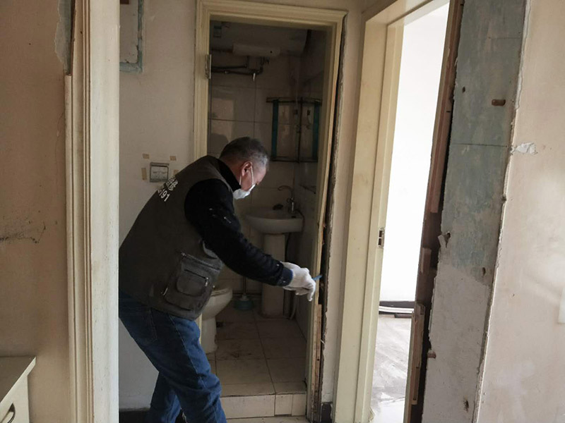 家具拆除整理：1、將面板拆下來(lái)，在門鎖的內(nèi)面板有2個(gè)鎖釘取下。 2、面板拆完后，再拆鎖芯帽，即兩顆釘。 3、有的鎖芯，在門側(cè)面也有兩個(gè)螺絲釘，需要將之拆開(kāi)。 4、取下鎖芯后。在門邊鎖體的檔片中部有一個(gè)螺絲，在鎖舌(方舌)之間，將此鎖芯取出，就可以將鎖芯取出了。 5、安裝新鎖芯，安裝面板，固定好相應(yīng)的螺絲就可以。