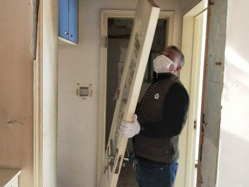 家具拆除整理：1、將面板拆下來(lái)，在門鎖的內(nèi)面板有2個(gè)鎖釘取下。 2、面板拆完后，再拆鎖芯帽，即兩顆釘。 3、有的鎖芯，在門側(cè)面也有兩個(gè)螺絲釘，需要將之拆開(kāi)。 4、取下鎖芯后。在門邊鎖體的檔片中部有一個(gè)螺絲，在鎖舌(方舌)之間，將此鎖芯取出，就可以將鎖芯取出了。 5、安裝新鎖芯，安裝面板，固定好相應(yīng)的螺絲就可以。