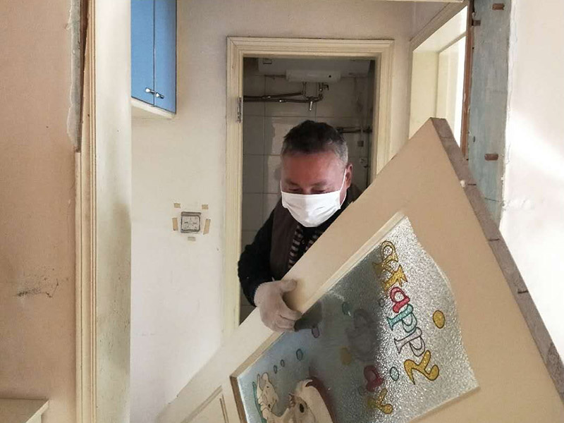 家具拆除整理：1、將面板拆下來(lái)，在門鎖的內(nèi)面板有2個(gè)鎖釘取下。 2、面板拆完后，再拆鎖芯帽，即兩顆釘。 3、有的鎖芯，在門側(cè)面也有兩個(gè)螺絲釘，需要將之拆開(kāi)。 4、取下鎖芯后。在門邊鎖體的檔片中部有一個(gè)螺絲，在鎖舌(方舌)之間，將此鎖芯取出，就可以將鎖芯取出了。 5、安裝新鎖芯，安裝面板，固定好相應(yīng)的螺絲就可以。