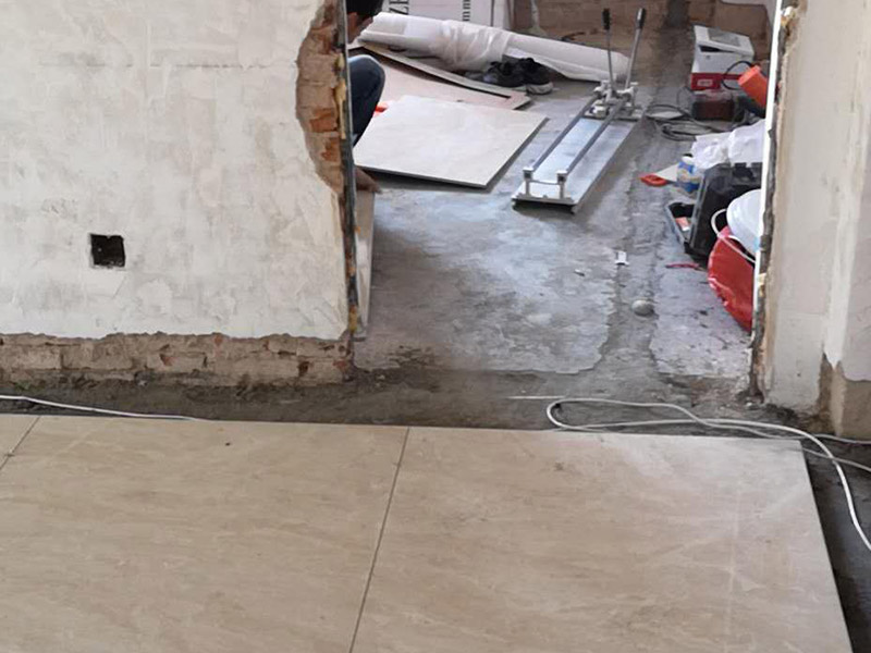 全屋室內(nèi)裝修：1、墻面檢查。在進(jìn)行裝修墻面處理前，重要的就是檢查墻面，看其是否堅(jiān)實(shí)，平整。如果墻面存在裂痕或者洞則需要用石膏先進(jìn)行修補(bǔ)平整。2、刮膩?zhàn)印Ｒ话銐γ婀?次膩?zhàn)蛹纯?，平整度較差的墻面需要局部多刮幾次，更嚴(yán)重的需要先找石膏找平，每遍膩?zhàn)优涡枰?個(gè)時(shí)以上。3、膩?zhàn)哟蚰?。等膩?zhàn)庸魏笾?，進(jìn)行打磨，可以在夜間進(jìn)行，用200瓦以上的燈泡貼近墻面，邊打磨邊查看平整度。打磨容易產(chǎn)生大量粉塵，需要做好口罩穿著等準(zhǔn)備。