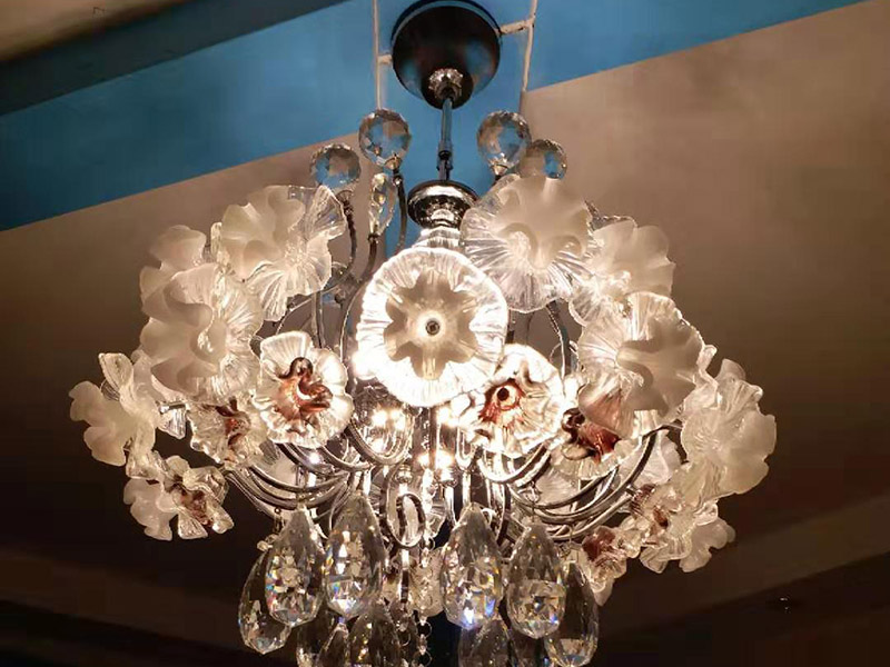 吊燈維修安裝：1、確定位置不同的功能空間，吊燈的安裝位置也有所不同。2、安裝底座，將吊燈底座對(duì)著頂面或墻面的安裝位置，找到孔位并標(biāo)記出來(lái)，然后放下底座，使用與孔位規(guī)格相同的電鉆來(lái)打孔，天花板孔位一般是在6毫米，打孔完畢后就可以安裝膨脹螺栓了，這是固定吊燈底座用的，不過(guò)要注意孔的深度，要把膨脹螺絲塞入孔內(nèi)，使用錘子把它敲進(jìn)去，之后將底座與膨脹螺栓擰緊、固定，要與預(yù)先確定的安裝位置相同，不能有偏移的情況。3、連接燈線；吊燈底座固定后，就可以連接燈線與電源線了，不過(guò)要注意連接的兩個(gè)線頭要接觸良好，需用黑膠布包裹好，并注意保持間距，盡量不把兩個(gè)連接頭放在一塊金屬片下，防止產(chǎn)生短路帶來(lái)危險(xiǎn)。