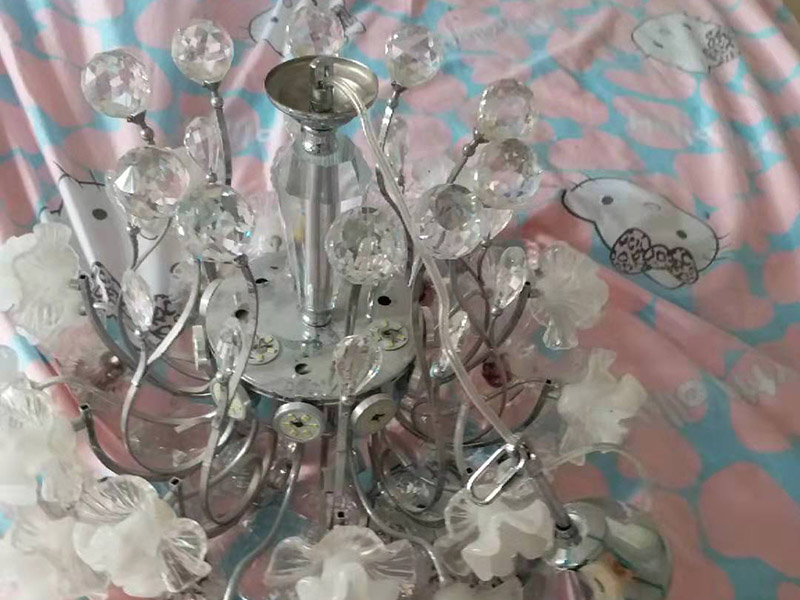 吊燈維修安裝：1、確定位置不同的功能空間，吊燈的安裝位置也有所不同。2、安裝底座，將吊燈底座對(duì)著頂面或墻面的安裝位置，找到孔位并標(biāo)記出來(lái)，然后放下底座，使用與孔位規(guī)格相同的電鉆來(lái)打孔，天花板孔位一般是在6毫米，打孔完畢后就可以安裝膨脹螺栓了，這是固定吊燈底座用的，不過(guò)要注意孔的深度，要把膨脹螺絲塞入孔內(nèi)，使用錘子把它敲進(jìn)去，之后將底座與膨脹螺栓擰緊、固定，要與預(yù)先確定的安裝位置相同，不能有偏移的情況。3、連接燈線；吊燈底座固定后，就可以連接燈線與電源線了，不過(guò)要注意連接的兩個(gè)線頭要接觸良好，需用黑膠布包裹好，并注意保持間距，盡量不把兩個(gè)連接頭放在一塊金屬片下，防止產(chǎn)生短路帶來(lái)危險(xiǎn)。