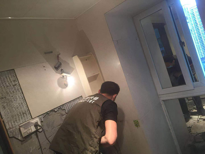 全屋拆除維修：1、首先應(yīng)關(guān)閉天然氣總閥，防止天然氣泄露造成安全隱患。2、用廢舊的毛巾或者衣物將地漏下水管道堵住，防止拆除時(shí)建渣堵塞下水管道。3、拆除時(shí)噪音較大，應(yīng)當(dāng)遵循物管規(guī)定時(shí)間施工，防止對(duì)鄰居造成過度噪音騷擾。4、禁止拆除對(duì)房屋結(jié)構(gòu)有安全隱患的墻體。5、對(duì)于原先暗藏的水電管線走位，拆除后可查看原先線路布局，拆除過程中盡量避免打破水管及電線，若過程中確實(shí)不小心將水管及電線打破了，需將破損的地方做好明顯標(biāo)示，提醒注意。6、拆舊完畢時(shí)應(yīng)及時(shí)清掃樓道及電梯等公共區(qū)域，當(dāng)天清理的建渣，當(dāng)天用建渣車清運(yùn)拉走，維護(hù)好良好的公共環(huán)境。