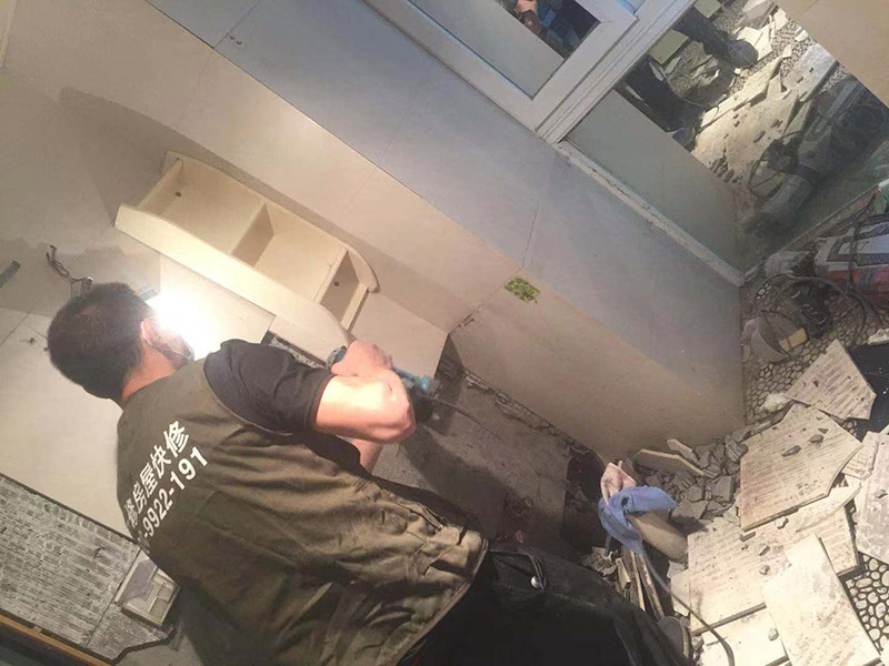 全屋拆除維修：1、首先應(yīng)關(guān)閉天然氣總閥，防止天然氣泄露造成安全隱患。2、用廢舊的毛巾或者衣物將地漏下水管道堵住，防止拆除時(shí)建渣堵塞下水管道。3、拆除時(shí)噪音較大，應(yīng)當(dāng)遵循物管規(guī)定時(shí)間施工，防止對(duì)鄰居造成過度噪音騷擾。4、禁止拆除對(duì)房屋結(jié)構(gòu)有安全隱患的墻體。5、對(duì)于原先暗藏的水電管線走位，拆除后可查看原先線路布局，拆除過程中盡量避免打破水管及電線，若過程中確實(shí)不小心將水管及電線打破了，需將破損的地方做好明顯標(biāo)示，提醒注意。6、拆舊完畢時(shí)應(yīng)及時(shí)清掃樓道及電梯等公共區(qū)域，當(dāng)天清理的建渣，當(dāng)天用建渣車清運(yùn)拉走，維護(hù)好良好的公共環(huán)境。