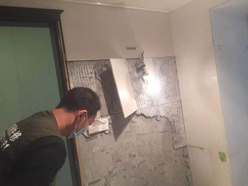 全屋拆除維修：1、首先應(yīng)關(guān)閉天然氣總閥，防止天然氣泄露造成安全隱患。2、用廢舊的毛巾或者衣物將地漏下水管道堵住，防止拆除時(shí)建渣堵塞下水管道。3、拆除時(shí)噪音較大，應(yīng)當(dāng)遵循物管規(guī)定時(shí)間施工，防止對(duì)鄰居造成過度噪音騷擾。4、禁止拆除對(duì)房屋結(jié)構(gòu)有安全隱患的墻體。5、對(duì)于原先暗藏的水電管線走位，拆除后可查看原先線路布局，拆除過程中盡量避免打破水管及電線，若過程中確實(shí)不小心將水管及電線打破了，需將破損的地方做好明顯標(biāo)示，提醒注意。6、拆舊完畢時(shí)應(yīng)及時(shí)清掃樓道及電梯等公共區(qū)域，當(dāng)天清理的建渣，當(dāng)天用建渣車清運(yùn)拉走，維護(hù)好良好的公共環(huán)境。