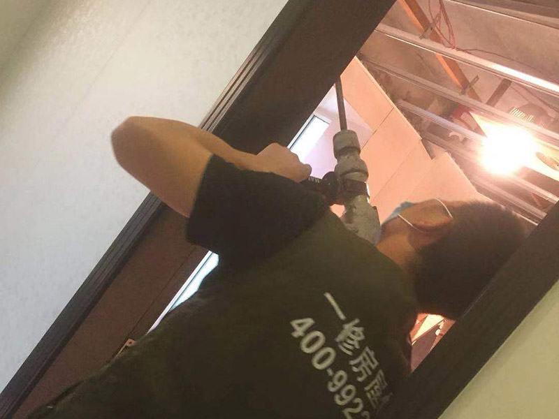 全屋拆除維修：1、首先應(yīng)關(guān)閉天然氣總閥，防止天然氣泄露造成安全隱患。2、用廢舊的毛巾或者衣物將地漏下水管道堵住，防止拆除時(shí)建渣堵塞下水管道。3、拆除時(shí)噪音較大，應(yīng)當(dāng)遵循物管規(guī)定時(shí)間施工，防止對(duì)鄰居造成過度噪音騷擾。4、禁止拆除對(duì)房屋結(jié)構(gòu)有安全隱患的墻體。5、對(duì)于原先暗藏的水電管線走位，拆除后可查看原先線路布局，拆除過程中盡量避免打破水管及電線，若過程中確實(shí)不小心將水管及電線打破了，需將破損的地方做好明顯標(biāo)示，提醒注意。6、拆舊完畢時(shí)應(yīng)及時(shí)清掃樓道及電梯等公共區(qū)域，當(dāng)天清理的建渣，當(dāng)天用建渣車清運(yùn)拉走，維護(hù)好良好的公共環(huán)境。