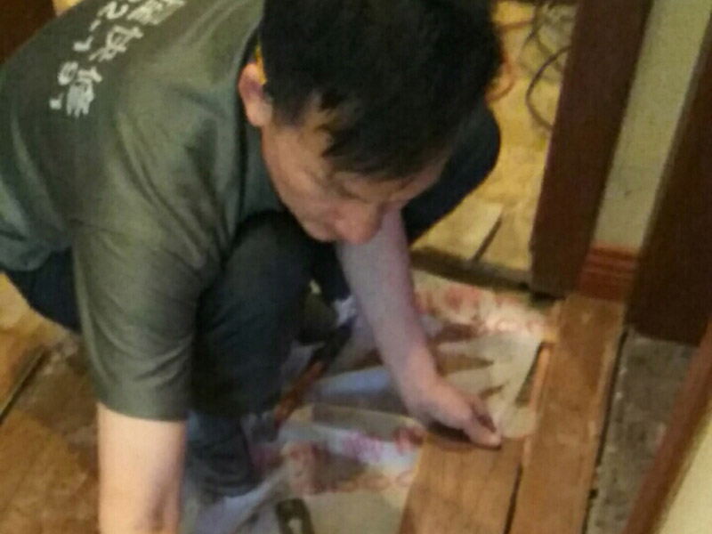 室內(nèi)過道地板鋪貼：地面如果不平整，會(huì)導(dǎo)致后期地板翹起等現(xiàn)象出現(xiàn)。首先就需要找平地面。平整度誤差大或與其他地面材料高差大的地面，建議用水泥沙漿作全面找平，否則只需要用防水膠混合水泥砂漿做局部找平處理。 地面找平處理后，注意檢查。尤其是門開合的地方，可以試著鋪上地板，仔細(xì)查看門是否開合順暢，如果開合遇阻，需要重新找平。鋪裝地板前，最好對(duì)地面進(jìn)行清潔。對(duì)地面進(jìn)行防水防潮處理，有利于地板的經(jīng)久耐用。地板墊還有減震和保持地面平整的作用，比如哪里有點(diǎn)不平，可以鋪兩層。