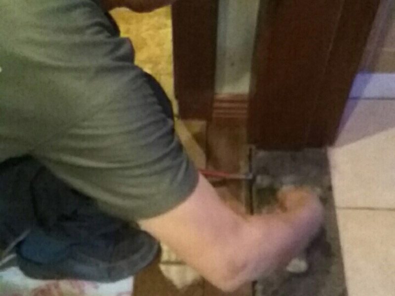 室內(nèi)過道地板鋪貼：地面如果不平整，會(huì)導(dǎo)致后期地板翹起等現(xiàn)象出現(xiàn)。首先就需要找平地面。平整度誤差大或與其他地面材料高差大的地面，建議用水泥沙漿作全面找平，否則只需要用防水膠混合水泥砂漿做局部找平處理。 地面找平處理后，注意檢查。尤其是門開合的地方，可以試著鋪上地板，仔細(xì)查看門是否開合順暢，如果開合遇阻，需要重新找平。鋪裝地板前，最好對(duì)地面進(jìn)行清潔。對(duì)地面進(jìn)行防水防潮處理，有利于地板的經(jīng)久耐用。地板墊還有減震和保持地面平整的作用，比如哪里有點(diǎn)不平，可以鋪兩層。