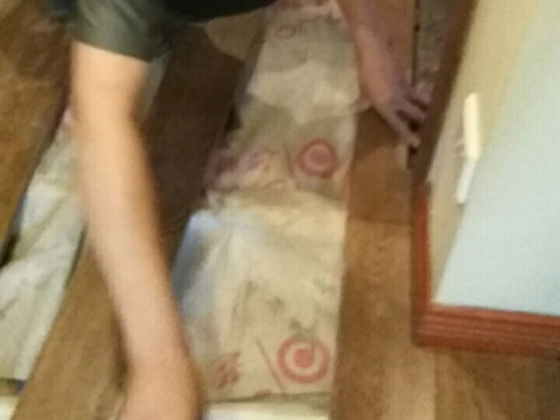 室內(nèi)過道地板鋪貼：地面如果不平整，會(huì)導(dǎo)致后期地板翹起等現(xiàn)象出現(xiàn)。首先就需要找平地面。平整度誤差大或與其他地面材料高差大的地面，建議用水泥沙漿作全面找平，否則只需要用防水膠混合水泥砂漿做局部找平處理。 地面找平處理后，注意檢查。尤其是門開合的地方，可以試著鋪上地板，仔細(xì)查看門是否開合順暢，如果開合遇阻，需要重新找平。鋪裝地板前，最好對(duì)地面進(jìn)行清潔。對(duì)地面進(jìn)行防水防潮處理，有利于地板的經(jīng)久耐用。地板墊還有減震和保持地面平整的作用，比如哪里有點(diǎn)不平，可以鋪兩層。