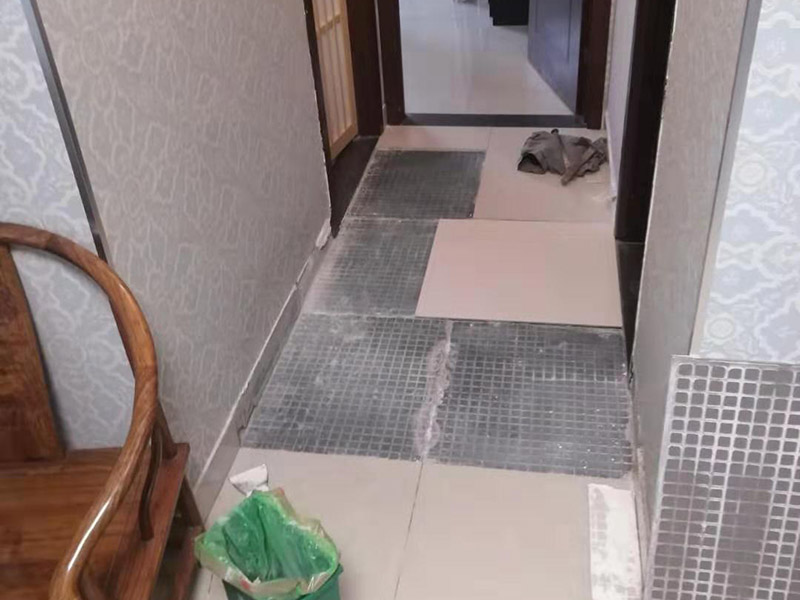 地面瓷磚拆除更換：拆除瓷磚時要用電，而電是從客廳臨時拉的，為了避免在施工過程中發(fā)生觸電的現(xiàn)象，將電拉進衛(wèi)生間內(nèi)。其次，舊房改造拆除瓷磚時可以用沖擊電鉆，這種工具方便快捷，可自由更換。但在使用前應(yīng)檢查其是否靈活，可以通過空轉(zhuǎn)一分鐘的方法進行檢驗。用完之后及時進行清理。，梯子也是必不可少的工具之一，它可以幫助工人拆掉處于高處的瓷磚，還可以架起臨時插座。拆磚應(yīng)從下至上進行，在施工過程中對地面及時進行處理，以免因垃圾過多從而影響后面的工作。同時要處理好房內(nèi)的防水層。拆除插座與水龍頭附近的瓷磚時應(yīng)小心，以免損壞水電設(shè)備。