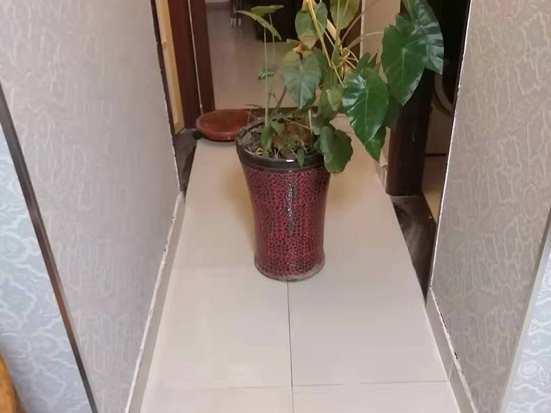 地面瓷磚拆除更換：拆除瓷磚時要用電，而電是從客廳臨時拉的，為了避免在施工過程中發(fā)生觸電的現(xiàn)象，將電拉進衛(wèi)生間內(nèi)。其次，舊房改造拆除瓷磚時可以用沖擊電鉆，這種工具方便快捷，可自由更換。但在使用前應(yīng)檢查其是否靈活，可以通過空轉(zhuǎn)一分鐘的方法進行檢驗。用完之后及時進行清理。，梯子也是必不可少的工具之一，它可以幫助工人拆掉處于高處的瓷磚，還可以架起臨時插座。拆磚應(yīng)從下至上進行，在施工過程中對地面及時進行處理，以免因垃圾過多從而影響后面的工作。同時要處理好房內(nèi)的防水層。拆除插座與水龍頭附近的瓷磚時應(yīng)小心，以免損壞水電設(shè)備。