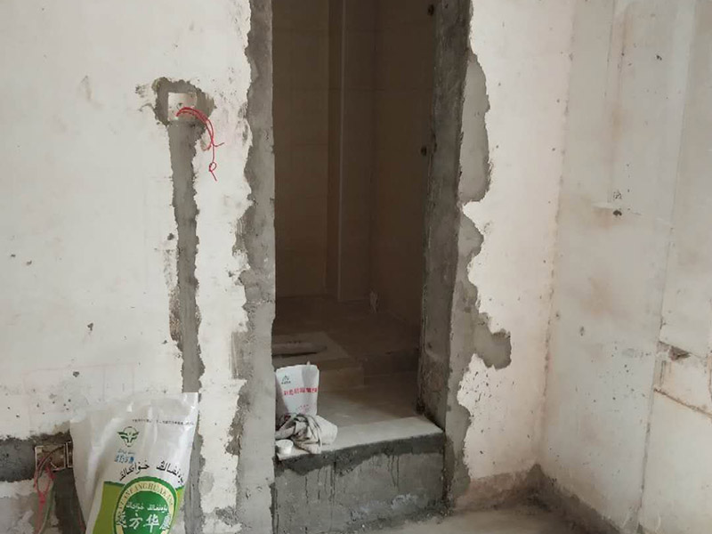 地面瓷磚鋪貼：1、混凝土地面應(yīng)將基層鑿毛，鑿毛深度5~10毫米，鑿毛痕的間距為30毫米左右。之后，清凈浮灰，砂漿、油漬，產(chǎn)散水刷少將地面。 2、鋪貼前應(yīng)彈好線，在地面彈出與門(mén)道口成直角的基準(zhǔn)線,彈線應(yīng)從門(mén)口開(kāi)始,以保證進(jìn)口處為整磚,非整磚置于陰角或家具下面,彈線應(yīng)彈出縱橫定位控制線。 3、鋪貼陶瓷地面磚前，應(yīng)先將陶瓷地面磚浸泡陰干。 4、鋪貼時(shí)，水泥砂漿應(yīng)飽滿(mǎn)地抹在陶瓷地面磚背面，鋪貼后用橡皮棰敲實(shí)。同時(shí)，用水平尺檢查校正，擦凈表面水泥砂漿。 5、鋪貼完2~3小時(shí)后，用白水泥擦縫，用水泥、砂子=1：1(體積比)的水泥砂漿,縫要填充密實(shí),平整光滑。再用棉絲將表面擦凈。