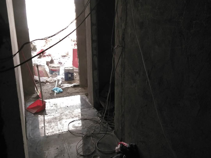 地面瓷磚鋪貼：1、混凝土地面應(yīng)將基層鑿毛，鑿毛深度5~10毫米，鑿毛痕的間距為30毫米左右。之后，清凈浮灰，砂漿、油漬，產(chǎn)散水刷少將地面。 2、鋪貼前應(yīng)彈好線，在地面彈出與門(mén)道口成直角的基準(zhǔn)線,彈線應(yīng)從門(mén)口開(kāi)始,以保證進(jìn)口處為整磚,非整磚置于陰角或家具下面,彈線應(yīng)彈出縱橫定位控制線。 3、鋪貼陶瓷地面磚前，應(yīng)先將陶瓷地面磚浸泡陰干。 4、鋪貼時(shí)，水泥砂漿應(yīng)飽滿(mǎn)地抹在陶瓷地面磚背面，鋪貼后用橡皮棰敲實(shí)。同時(shí)，用水平尺檢查校正，擦凈表面水泥砂漿。 5、鋪貼完2~3小時(shí)后，用白水泥擦縫，用水泥、砂子=1：1(體積比)的水泥砂漿,縫要填充密實(shí),平整光滑。再用棉絲將表面擦凈。