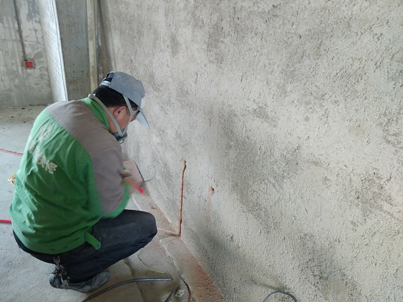 電路線槽安裝：明裝電線槽固定，還要視墻面情況而定，可以用的方法也很多，比如自攻釘、鋼釘、膠粘和膨脹塞等，都可以將明裝電線槽固定好。但千萬別用玻璃膠粘，玻璃膠對銅線的輻射性太大。1、線槽平整無扭曲變形，內(nèi)壁無毛刺，接縫處緊密平直，各種附件齊全。 2、線槽連接口處應平整，接縫處緊密平直，槽蓋裝上應平整，無翹角，出線口位置正確。 3、線槽經(jīng)過變形縫時，線槽本身應斷開，線槽內(nèi)用連接板連接，不得固定，保護地線應有補償余量，線槽CT300＊100以下與橫旦固定1個螺栓，CT400＊100以上必須固定2個螺栓。 4、非金屬線槽所有非導電部分均應相應連接和跨接，使之成為一個整體，并做好整體連接。 5、敷設在豎井內(nèi)的線槽和穿越不同防火區(qū)的線槽，按設計要求位置設防火隔堵措施。 6、直線端的鋼制線槽長度超過30m加伸縮節(jié)，電纜線槽跨變形縫處設補償裝置。 7、金屬電纜線槽間及其支架全長應不小于2處與接地（PE）或接零（PEN）干線相連接。 8、非鍍鋅電纜線槽間連接板的兩端跨接銅芯接地線，接地線最小允許截面積不小于BVR－4mm。 9、鍍鋅電纜線槽間連接板的兩端不跨接接地線，但連接板兩端不小于2個有防松螺帽或防松墊圈的連接固定螺栓。